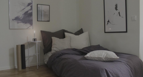 ¿Es recomendable utilizar cojines de diferentes tamaños y formas en la decoración de un sofá?