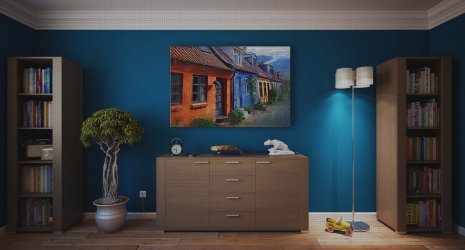 ¿Cuál es la mejor forma de organizar los objetos decorativos en una estantería?