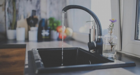 ¿Qué hacer si el aireador está expulsando agua en lugar de aire?