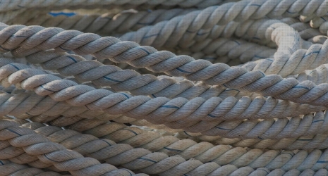 ¿Cuáles son las herramientas esenciales en un botiquín de primeros auxilios?