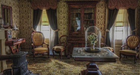 ¿Qué elementos decorativos son ideales para una decoración retro?