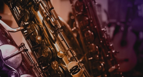 ¿Cuáles son los beneficios de la musicoterapia en personas mayores?